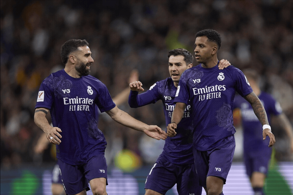 皇马主场惨遭3-0完败，巴萨继续领跑西甲积分榜