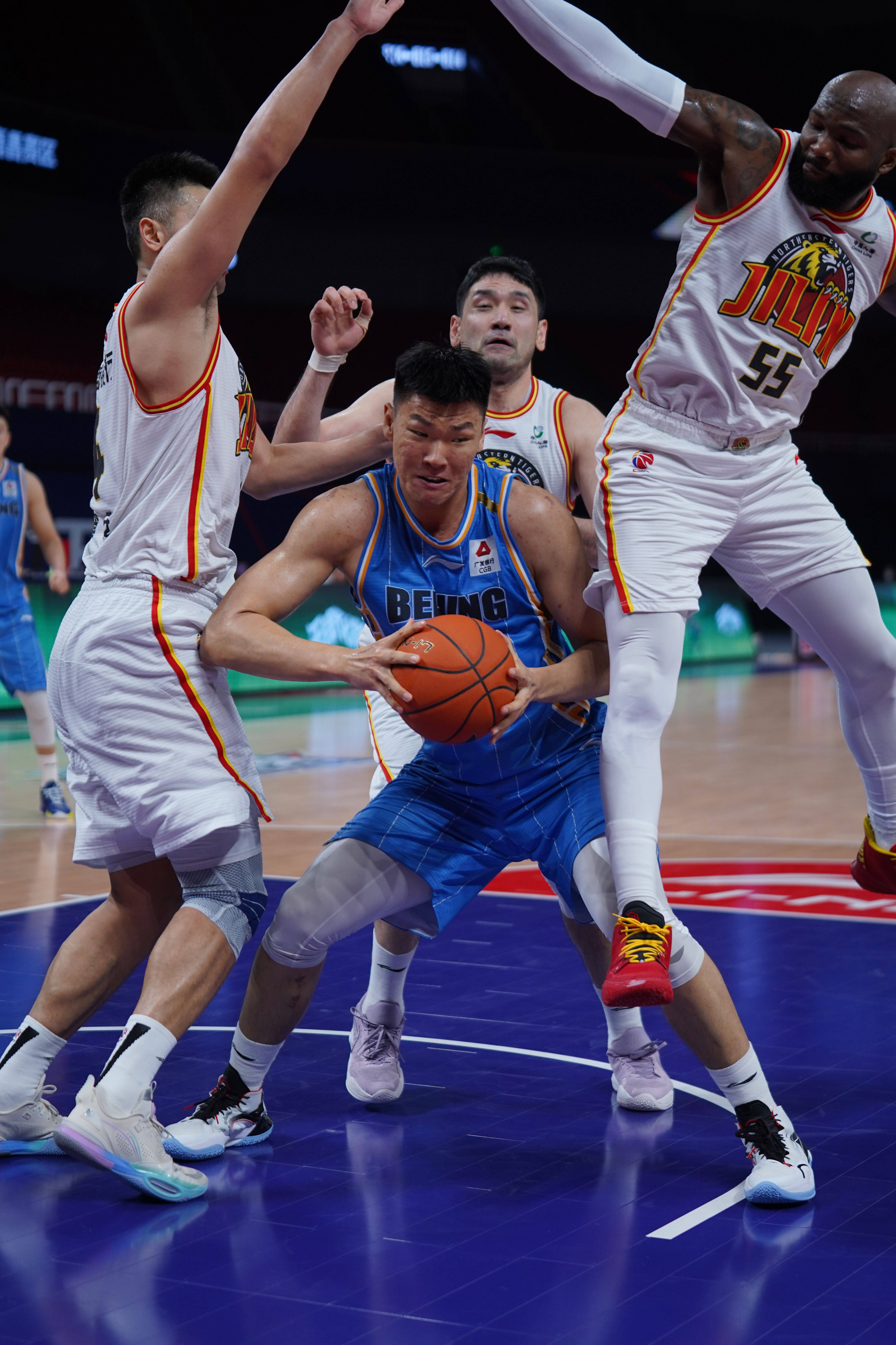 南宫娱乐-CBA联赛将在2021年启动新规则：外援上限调整为4人，球队实力更加公平竞争_