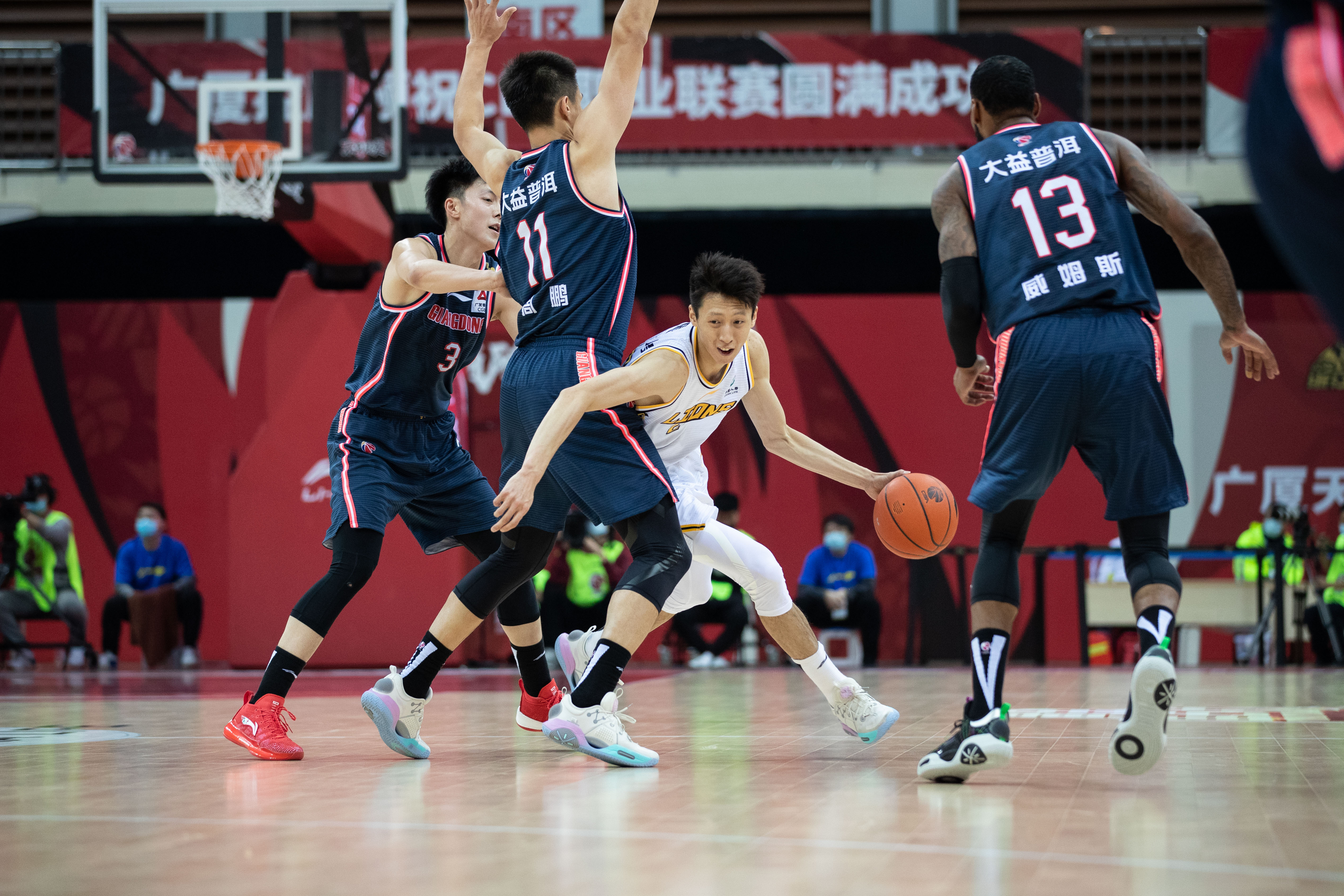 南宫娱乐-北京首钢客场逆转助力将比分扳平，CBA总决赛焦灼战局令人猜测不已