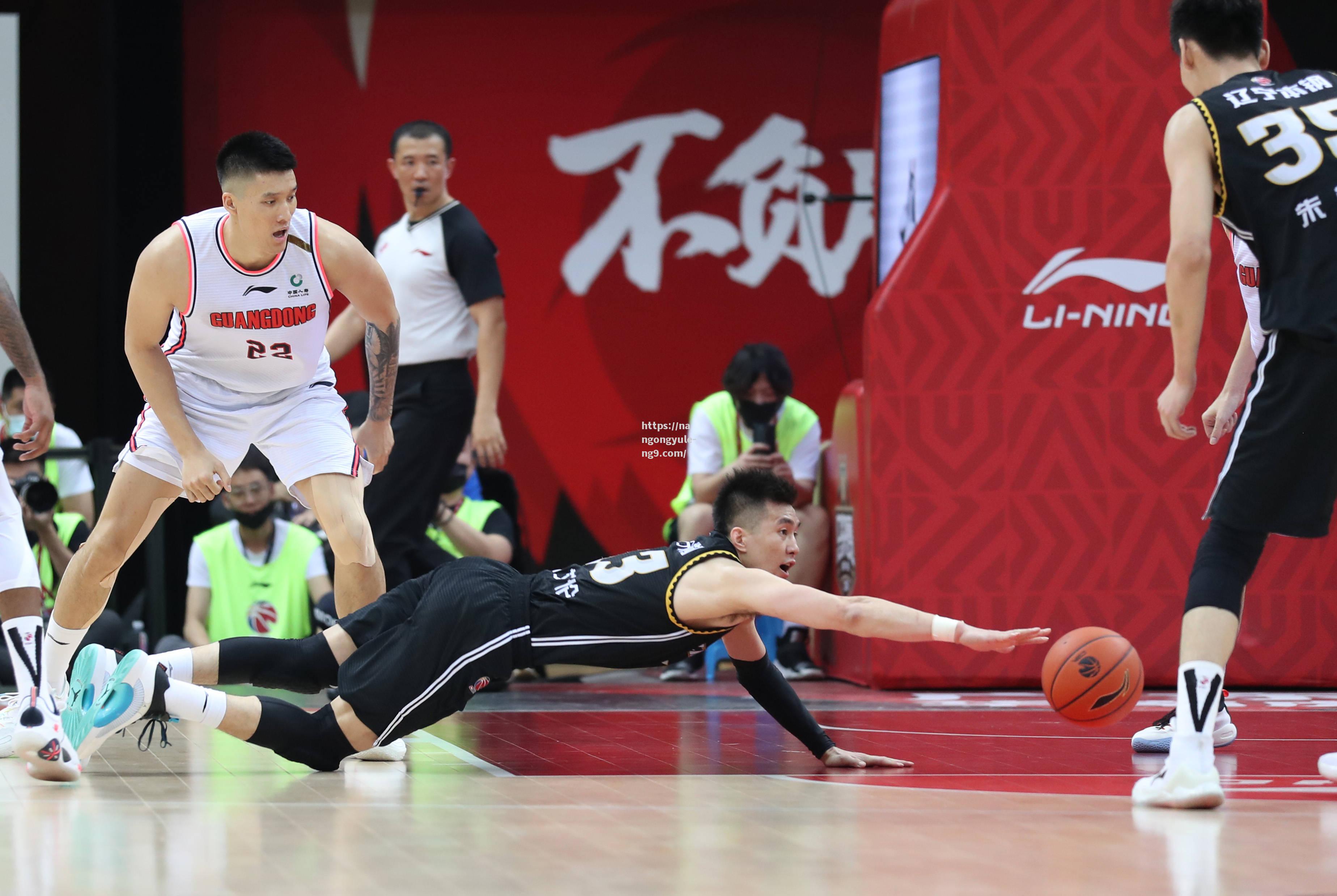 南宫娱乐-本赛季篮球联赛火热开启，球员们状态神勇