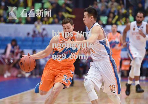 上海男篮关键时刻拼搏，逆转战绩取得胜利