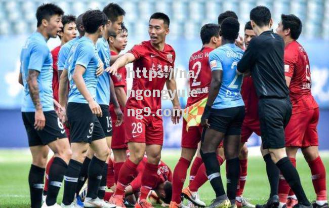 大连一方失球后慌乱解防，教练警告严厉