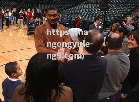 NBA球员代表球队参加慈善活动