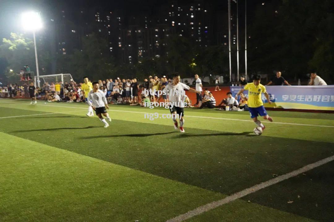 国内足球联赛竞争激烈，球队斗志昂扬