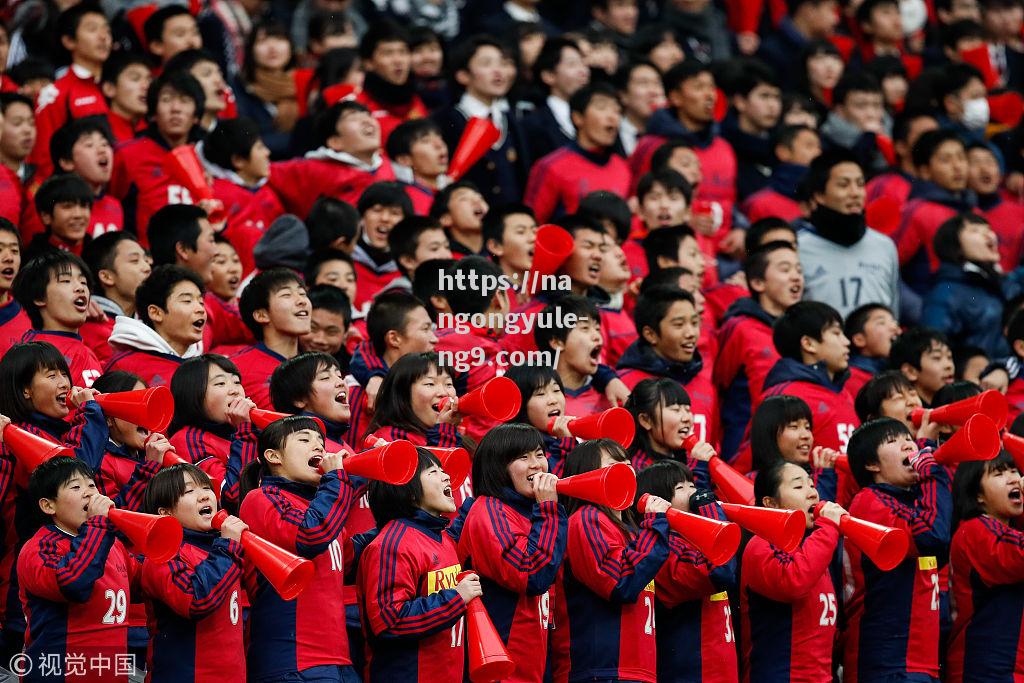 中国职业足球比赛壮观开场，球迷备受激动
