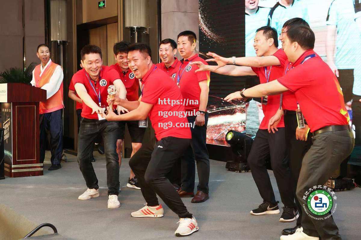 南宫娱乐-足球盛事吸引万千眼光，赛场激情绽放