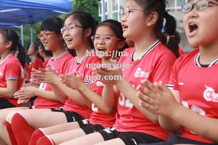 南宫娱乐-国内足球比赛赛场热闹非凡，球员们奋勇争先