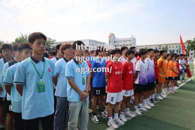 国内足球比赛赛场热闹非凡，球员们奋勇争先
