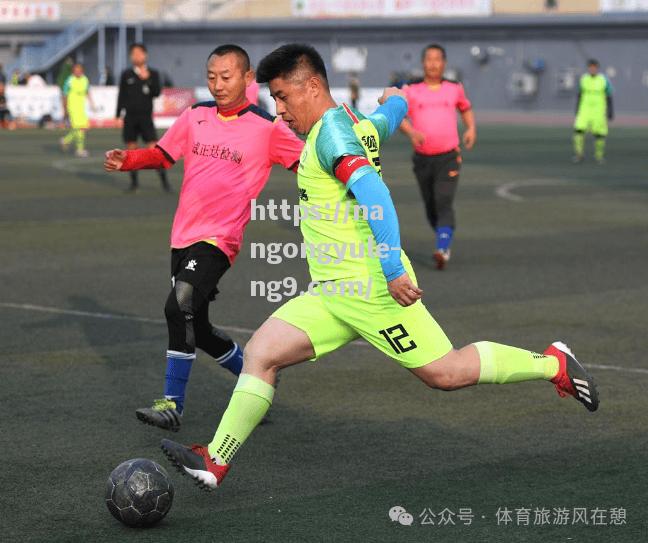 运动员们在足球场上展现出的团结精神令人动容