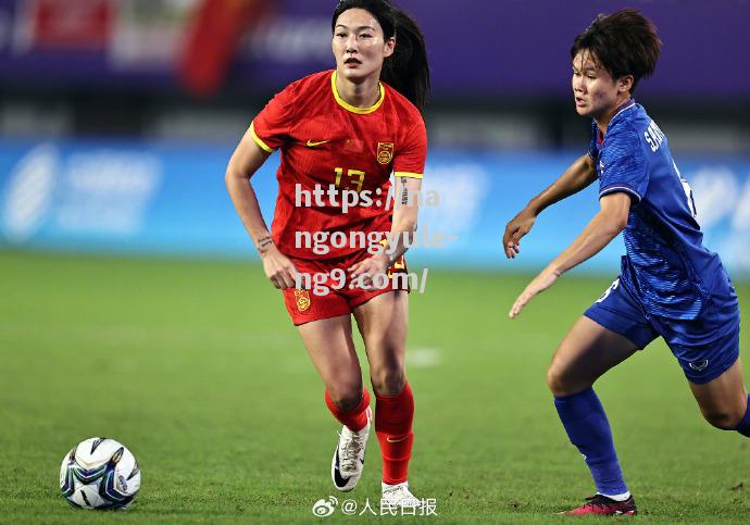 中国女足球员在比赛中展现出色，成功晋级下一轮