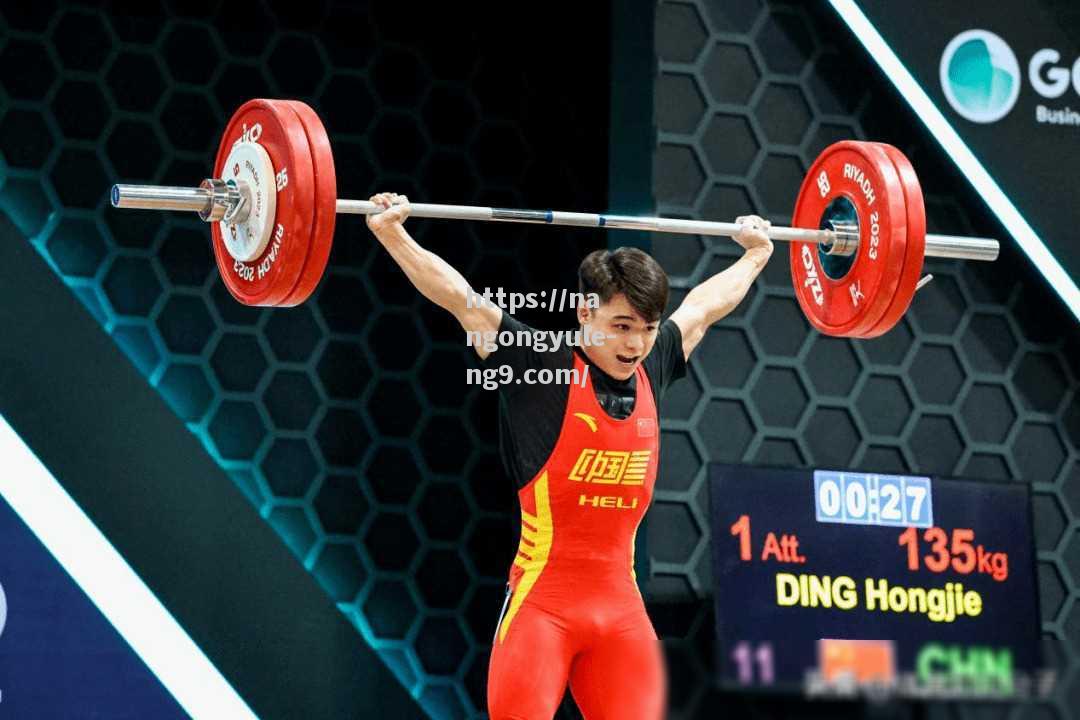南宫娱乐-举重运动员披荆斩棘，向梦想进发