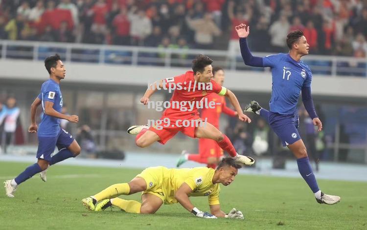 南宫娱乐-现场球迷热情高涨，赛场氛围热闹非凡